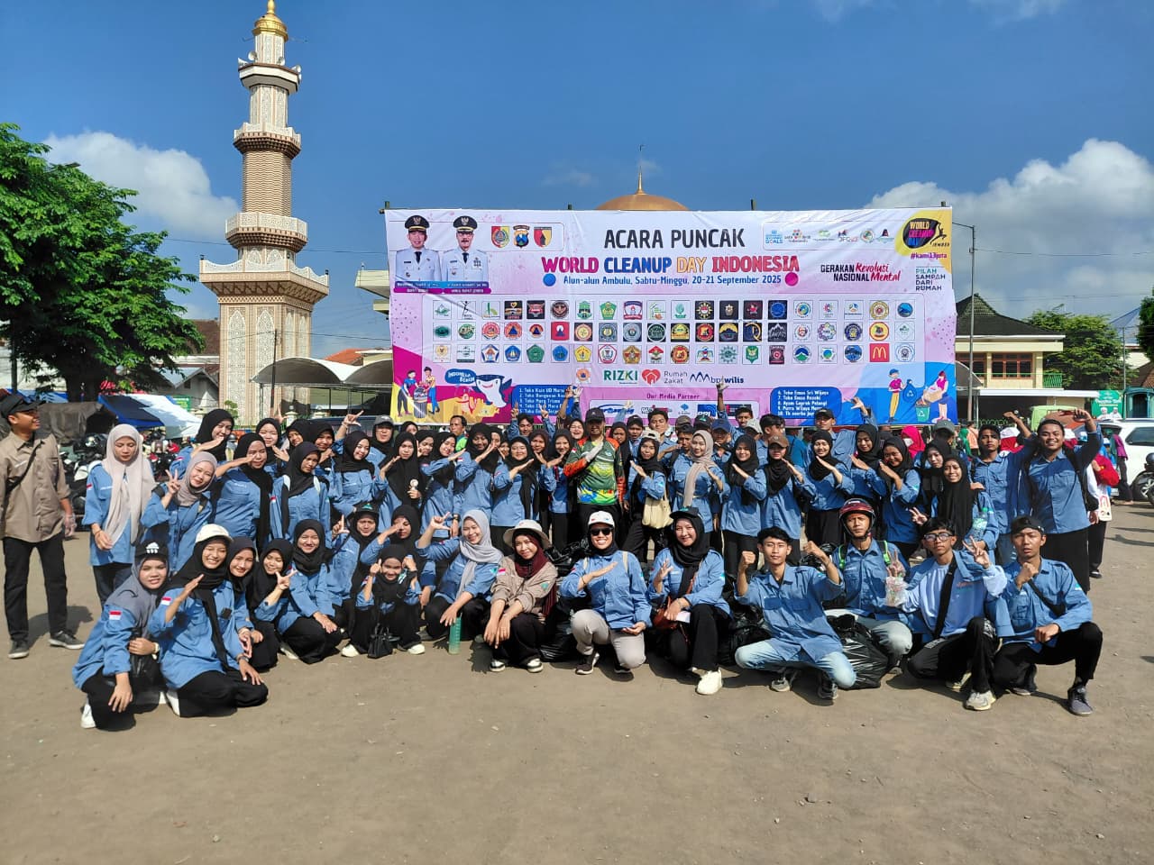 Bergabung dalam World Cleanup Day, Mahasiswa Tadris IPS UIN KHAS Jember Perangi Sampah di Alun-alun Ambulu